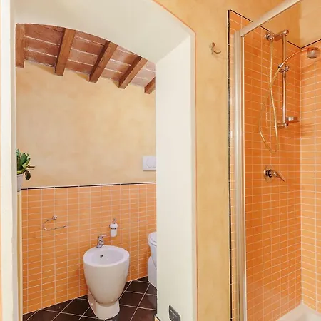 Appartamento Casa Rosemary, Convenient 3 Bedrooms Flat In With Air Conditioning Lucca